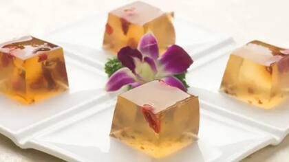 Postre elaborado con flores y agar-agar