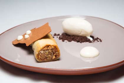 Postre innovador: baklava de pistachos, nueces pecan, helado de yogurt, crema mascarpone y crocante de canela