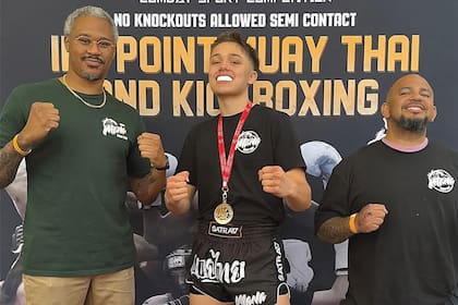 Postura de ganador. El hijo de Angelina y Brad posa orgulloso con los puños cerrados, su protector bucal puesto y la medalla colgada de su cuello. Knox es alumno de la escuela de artes marciales Team Mana Muay Thai, en Los Ángeles.
