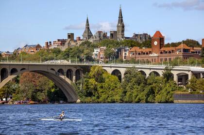 Potomac River, con vista a Georgetown, uno de los barrios más emblemáticos de Washington D.C. Es reconocido por sus calles pintorescas, sus locales de diseño, su canal y su prestigiosa universidad. En las aguas del Potomac se realizan numerosas actividades acuáticas.