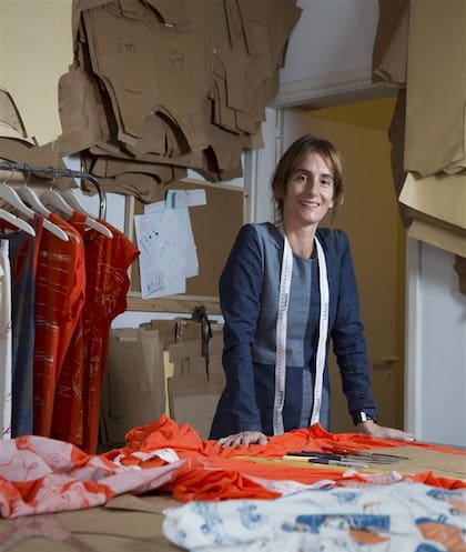 Poty Hernández, en su taller de indumentaria en Martínez