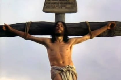 Powell en la escena de la crucifixión de Cristo