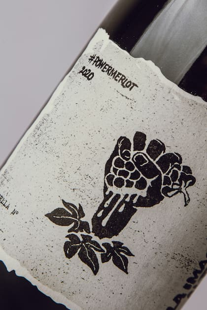 Powermerlot alude al viñedo de merlot añoso que hay dentro de la finca.