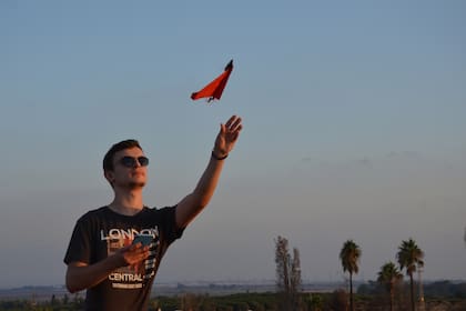El kit PowerUp, que le agrega un motor a un avión de papel, incluye rutinas para hacer acrobacias y estabilización del vuelo
