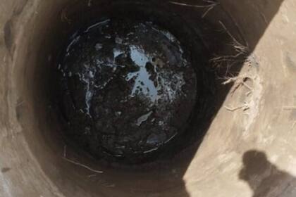 Pozo de reserva de agua totalmente seco en un campo del norte de Santa Fe