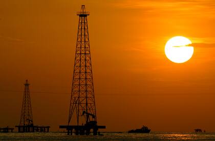 Pozos petrolíferos en el lago de Maracaibo, en Venezuela. (AP Foto/Leslie Mazoch, Archivo)