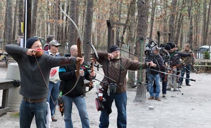 Práctica de tiro con arco en Black Knight Bowbenders, Nueva Jersey.