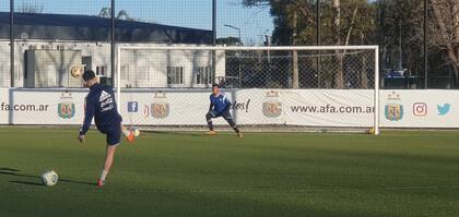 Práctica de tiro desde media distancia