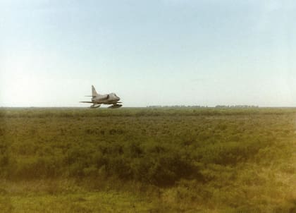 Práctica de vuelo rasante sobre el terreno llevada a cabo por el alférez Jorge Barrionuevo a bordo de un A-4B del Grupo 5 de Caza. (Gentileza Jorge Barrionuevo).