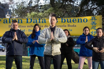 Practicantes de Falun Dafa en una plaza porteña