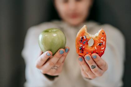 Practicar una alimentación consciente, comiendo lentamente y sintonizando las sensaciones corporales, también puede reducir la ingesta diaria de calorías