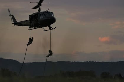 Prácticas de paracaidismo en un ejercicio militar con Brasil