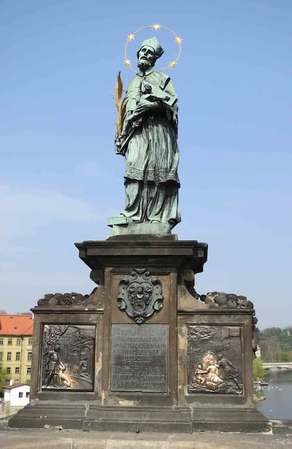 La escultura de Juan Nepomuceno en el puente de Carlos de la capital de República Checa.