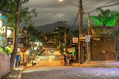 Praia do Rosa cuenta con calles pintorescas y un ambiente relajado