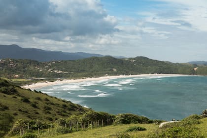 Praia do Rosa cuenta con senderos bien delimitados para caminar y recorrer