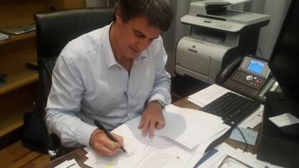 Prat-Gay autoriza el pago que le pone fin al default