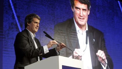 Prat-Gay, en la UIA, ayer temprano; más tarde envió al Congreso el proyecto de Ganancias