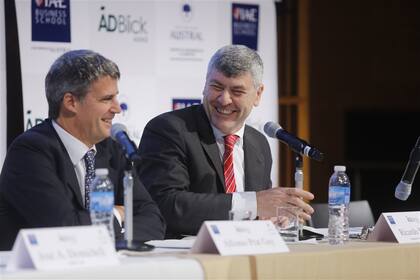 Prat-Gay y Buryaile, ayer, en el seminario