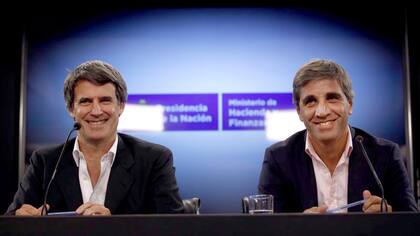 En diciembre de 2015, cuando el entonces ministro de Hacienda y Finanzas, Alfonso Prat-Gay, y su secretario de Finanzas, Luis Caputo, anunciaron en conferencia de prensa la salida del cepo