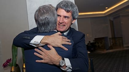 Alfonso Prat-Gay, exjefe de Caputo y Bausili, lanzó la chicana que resonó en los despachos: "Es paradójico que un gobierno libertario que cumplió todo lo que le pidió Wall Street no logró acceder al mercado internacional de deuda"