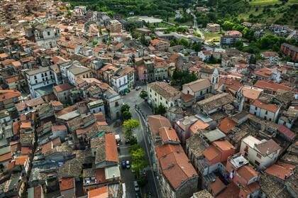 Pratola Peligna tuvo su momento de esplendor hace un siglo, pero los residentes fueron buscando nuevos horizontes y la población disminuyó a la mitad