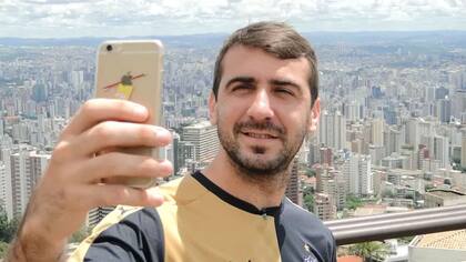 Pratto en su presentación en Atlético Mineiro: la funda del celular, con la imagen de Bart Simpson