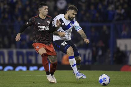 Pratto hizo un gran desgaste durante todo el partido; en la escena, lucha con Enzo Fernández