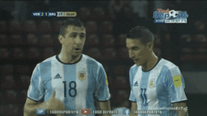 Pratto le da indicaciones a Di María