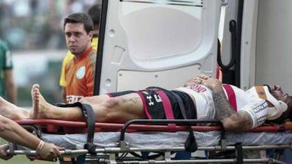 Pratto se fue en ambulancia de la cancha