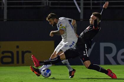 Pratto ya eliminó al arquero y Leo Ortiz no podrá impedir el gol del exdelantero de River y Boca