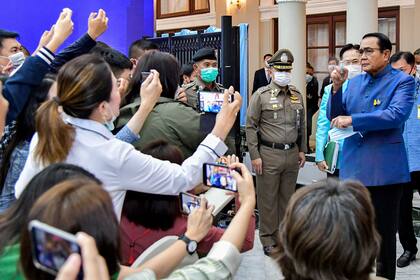 Prayut Chan-ocha tomó un rociador dispuesto para protegerse del coronavirus y así agredió a una reportera