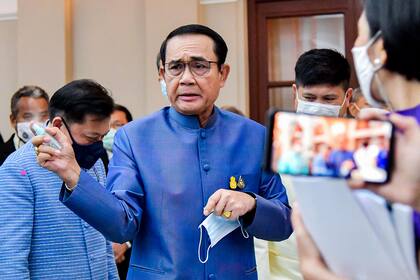 Prayut Chan-ocha tomó un rociador dispuesto para protegerse del coronavirus y así agredió a una reportera