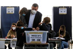 Precandidato presidencial chileno, Sebastian Sichel, emitiendo su voto