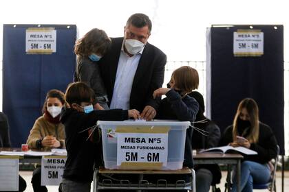 Precandidato presidencial chileno, Sebastian Sichel, emitiendo su voto