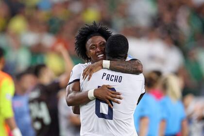Preciado, que salió acalambrado, se abraza con Pacho luego de la clasificación de Ecuador a los cuartos de final de la Copa América 2024