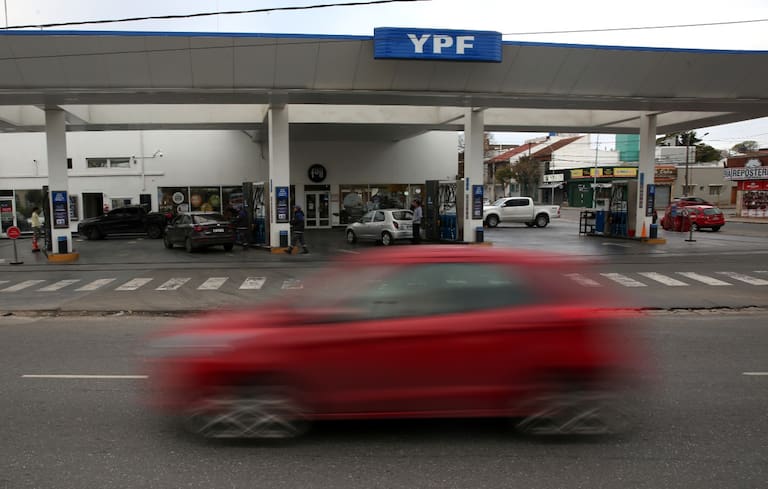 El gobierno y las petroleras congelan los precios de la gasolina hasta después de las elecciones
