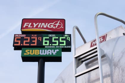 Precios de la gasolina cerca de un vehículo que transporta combustible en una gasolinería, el martes 7 de abril de are 2026, en Aurora, Oregon. (AP Photo/Jenny Kane)