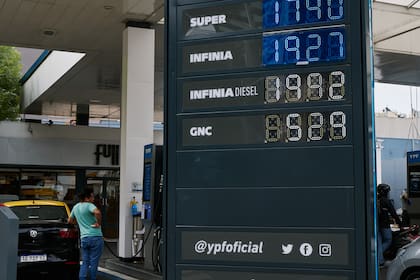 Precios de YPF en la Ciudad de Buenos Aires; el litro de nafta súper cuesta $1790 en algunos barrios porteños; la premium, $1927