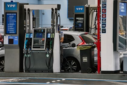 Precios en estaciones de servicio YPF y Shell en la avenida Diaz Velez y Yatay.
13/03/2026.