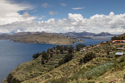 Preciosa vista del paisaje de islas y las terrazas construidas a la usanza local.
