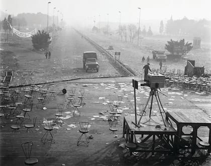 Predio de Ezeiza el día después del frustrado retorno de Perón tras 18 años de exilio. El palco del acto, sillas y rastros de una jornada dramática. Negativo blanco y negro. 21 de junio 1973