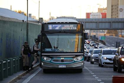 Prefectos suben a un colectivo para controlar los permisos de circulación de los pasajeros