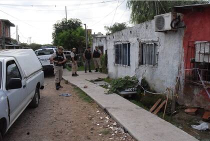 Prefectos y policías en la escena del triple crimen de Zárate