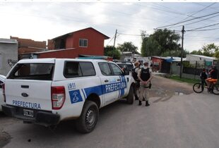 Prefectos y policías en la escena del triple crimen de Zárate