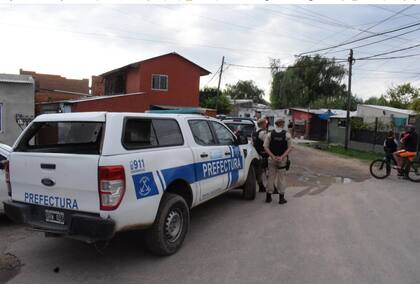 Prefectos y policías en la escena del triple crimen de Zárate