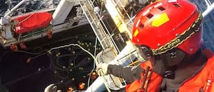 Espectacular evacuación en helicóptero de un tripulante que sufrió múltiples fracturas en alta mar