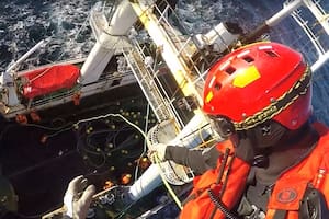 Espectacular evacuación en helicóptero de un tripulante que sufrió múltiples fracturas en alta mar