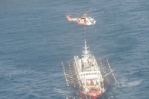 Prefectura realizó la aeroevacuación de un marinero que se descompensó en un buque potero en alta mar