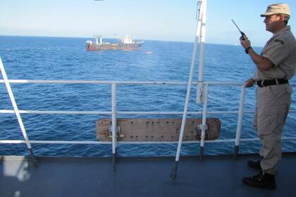 Los radares confirmaron que el buque se encontraba con las redes extendidas y arrastrando pescado