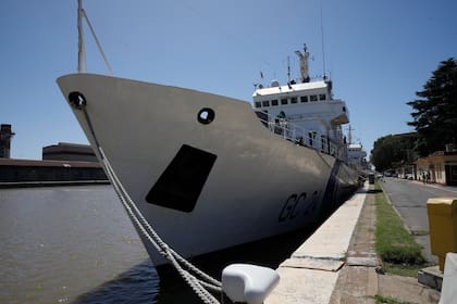 El buque guardacosta Mantilla, amarrado en Puerto Madero